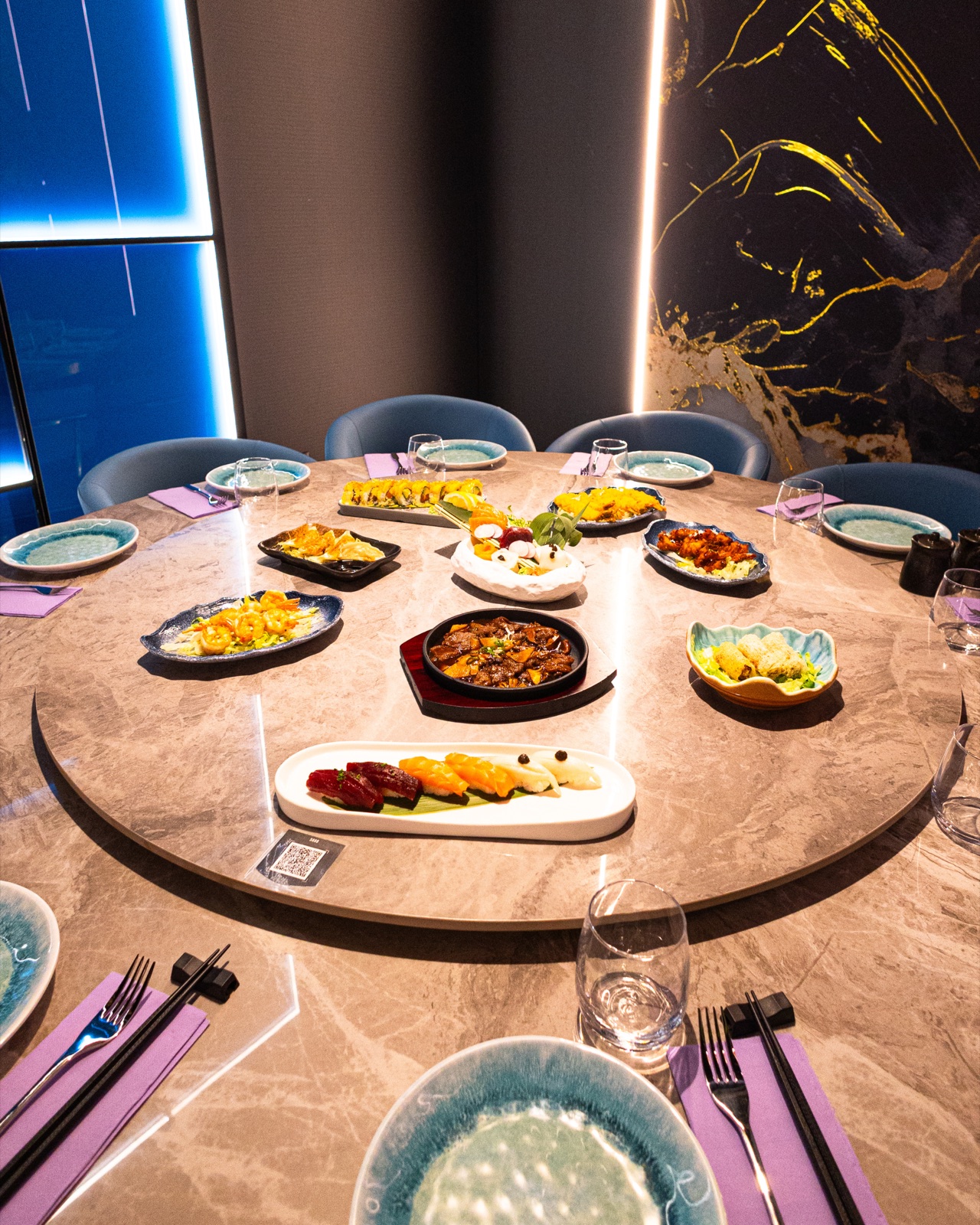 Mesa de grupo servida en Umi Sushi